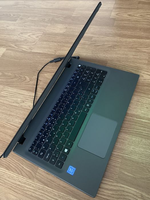 Laptop Acer slim display 15,6,700gb m,4gb ram,functional cu incarcator