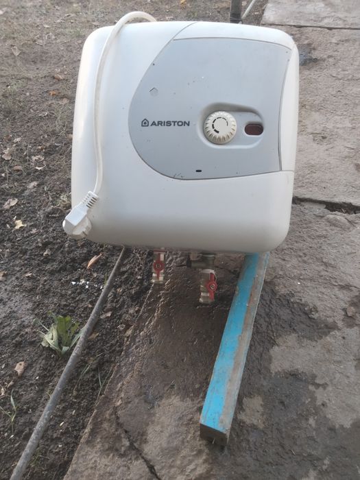 Продаётся ariston 15 л