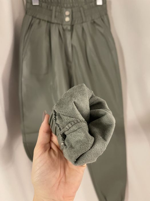 Зелен кожен панталон с ластик