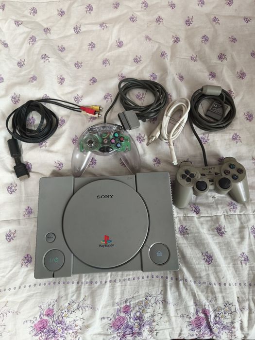 Vând PlayStation 1