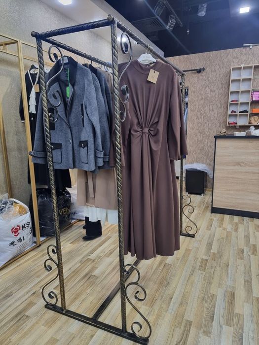 Срочно продам кованные стойки для магазина