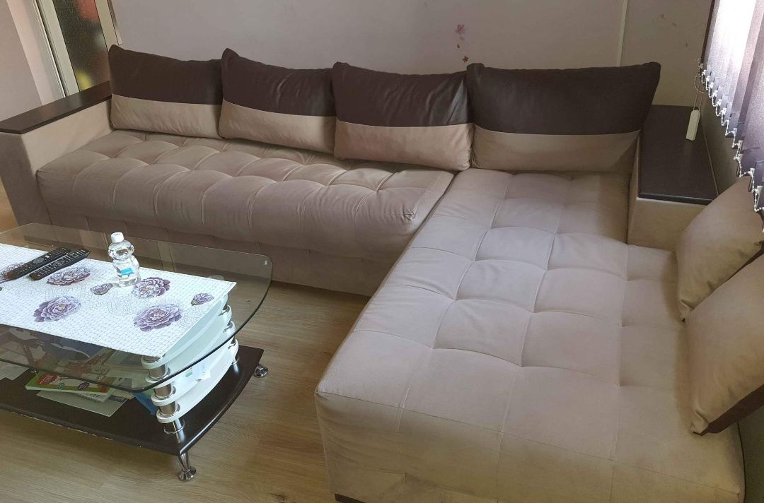 Ъглов диван с етажерка