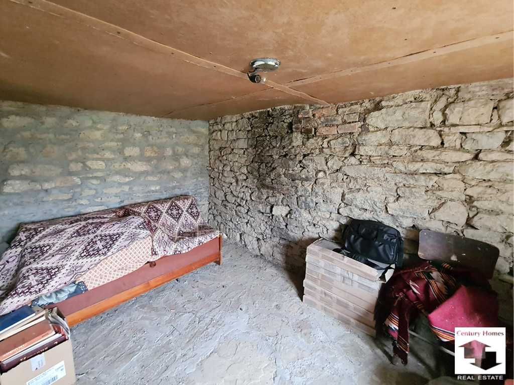 140311 Каменна къща с двор, с лешникова градина, в с. Михалци