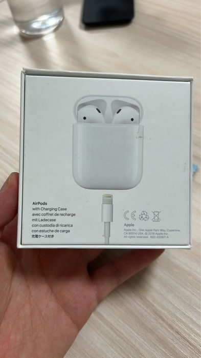 Продам кейс оригинал от airpods 2