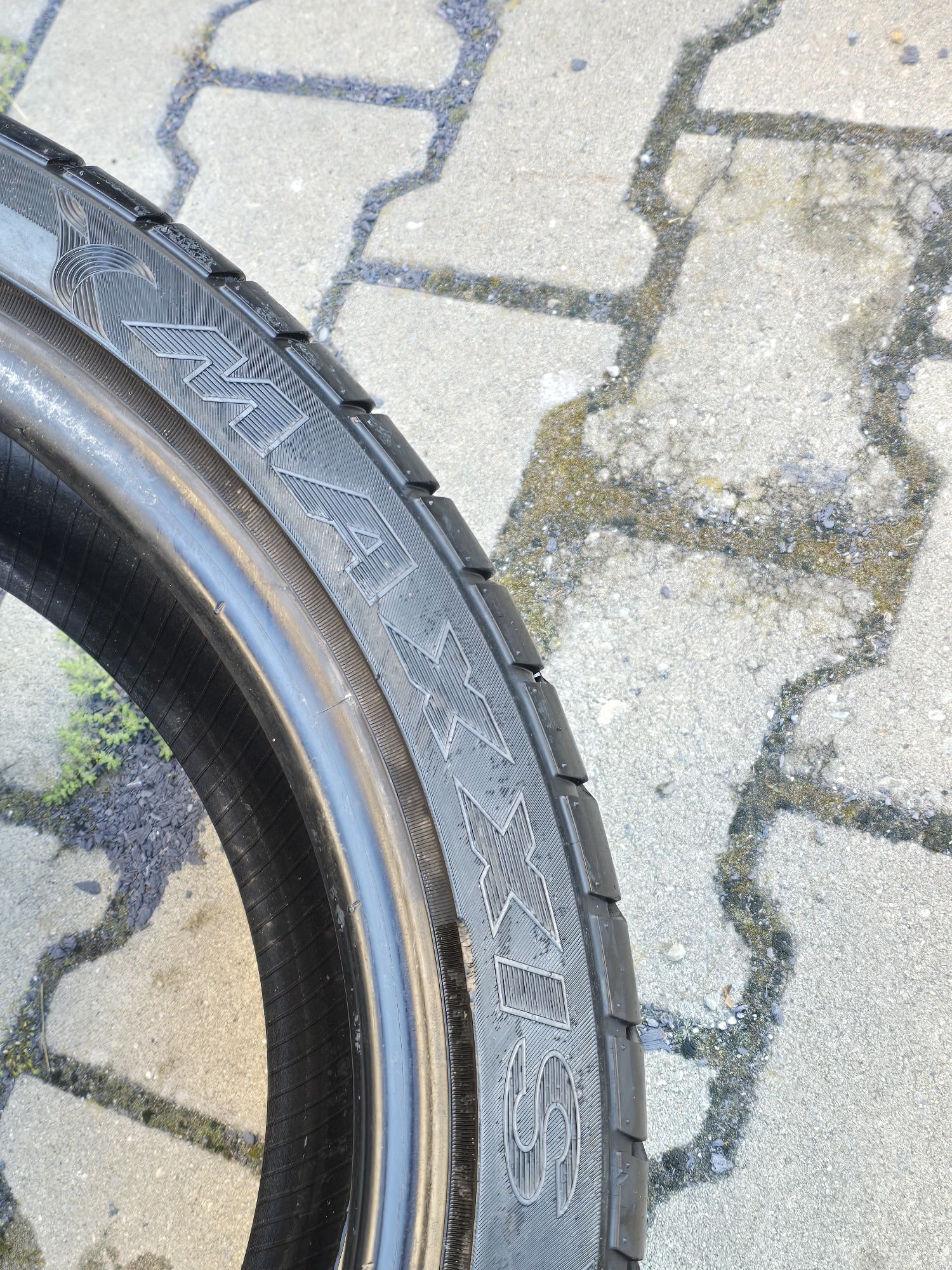 235 40 18 maxxis