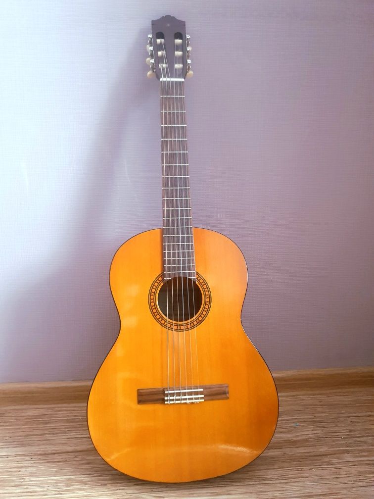 Продам классическую гитару Yamaha 3/4 с полным комплектом