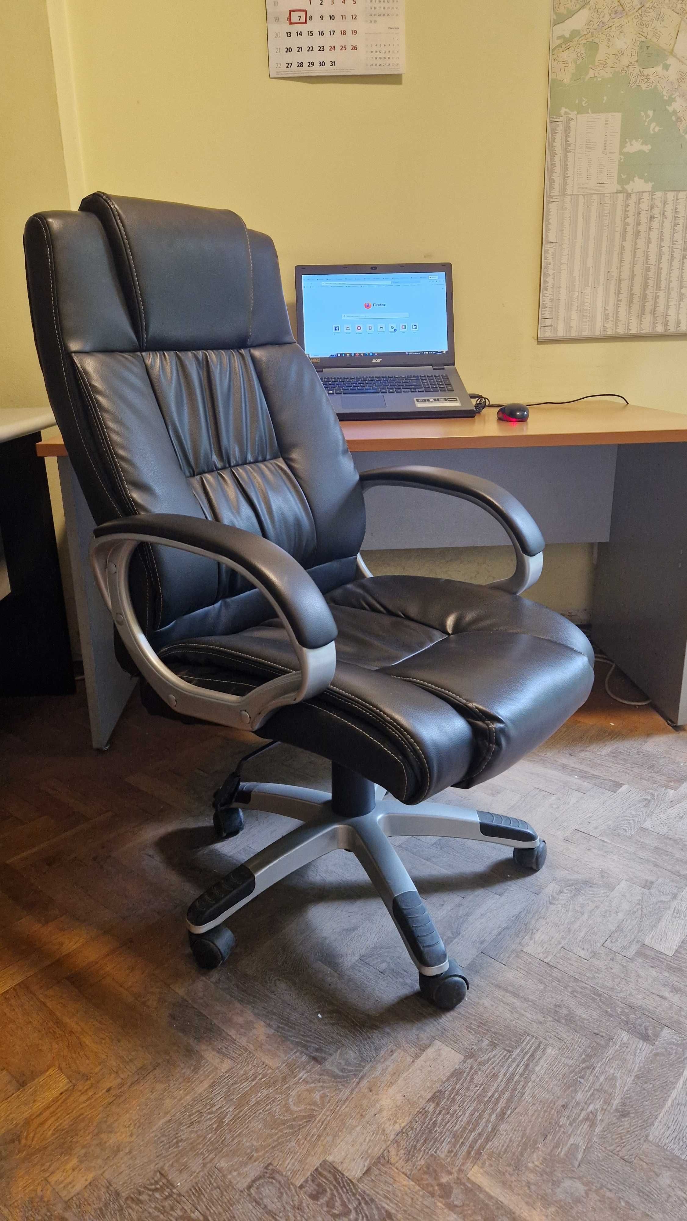Офис бюро в перфектно състояние + два стола