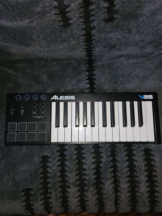 MIDI-Клавиатура Alesis V25
