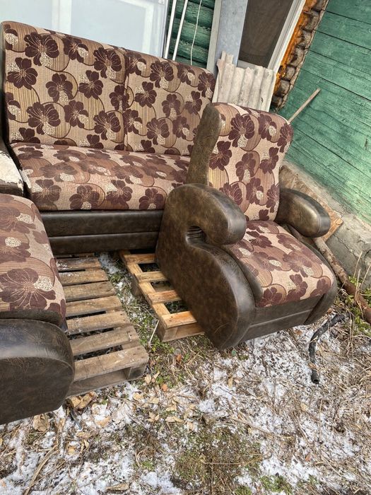 Продам диван в нормальном состочнии