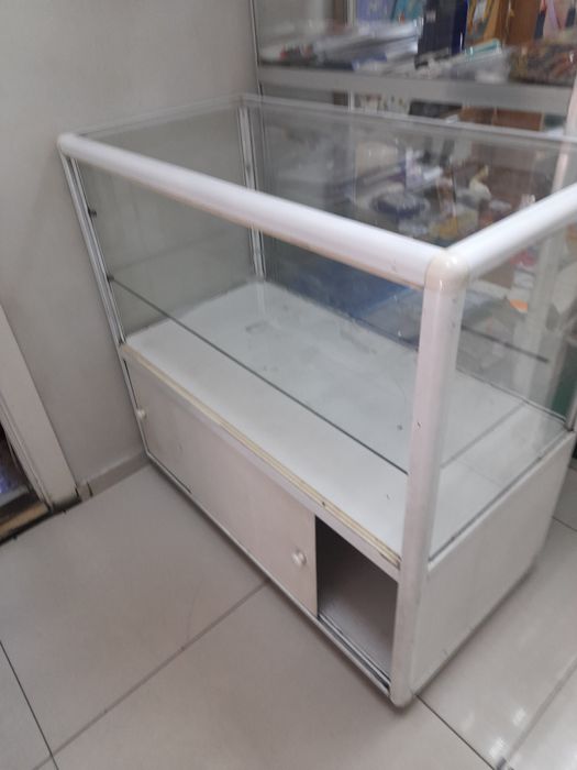 Срочно продам витрины   б/у