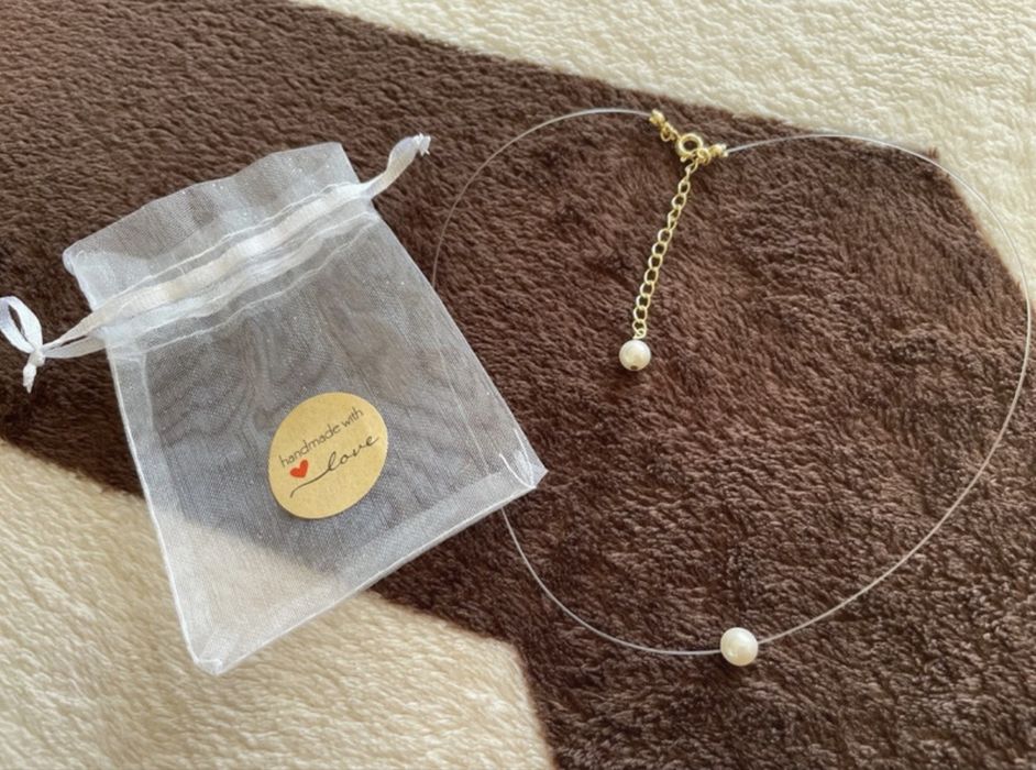 Lantisor cu fir transparent si perluta