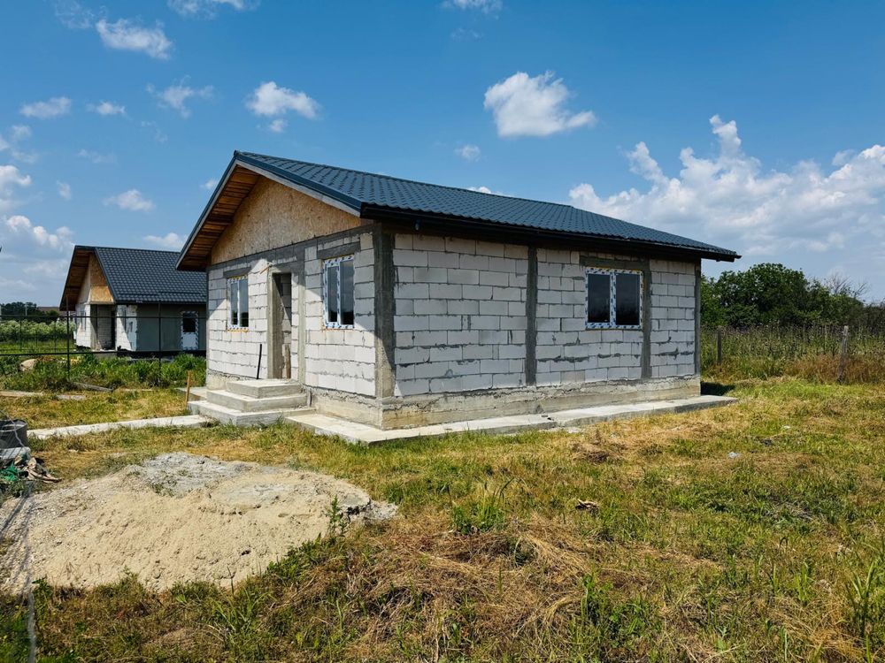 Vand casa la rosu in Dumitrana