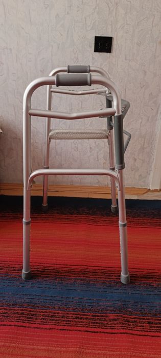 Ходунки для пожилых людей