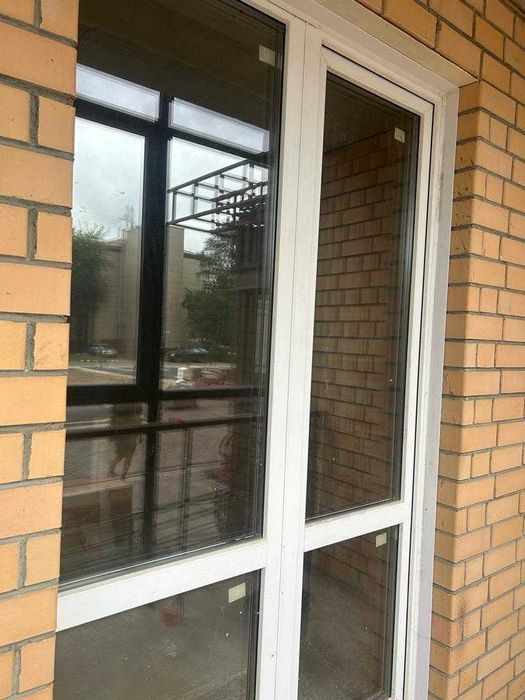 Срочно! Продам двери с окном ПВХ 142х240. Торг!