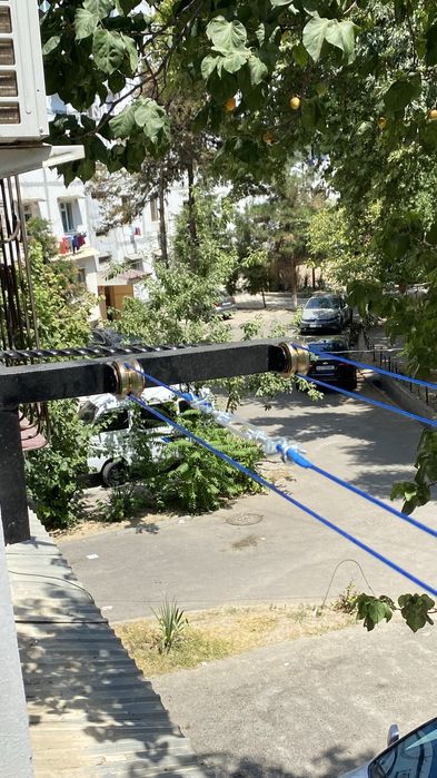 Устанавливаем козырьки над окнами