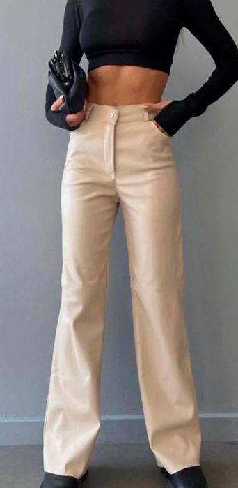 Актуальные брюки из экокожи бежевые джинсы тайтсы одежда