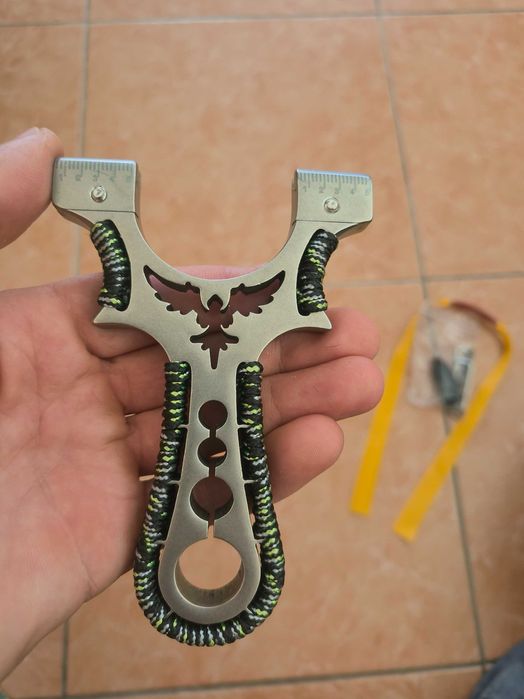 Praștie profesională + 100 bile + 3 benzi de rezeră