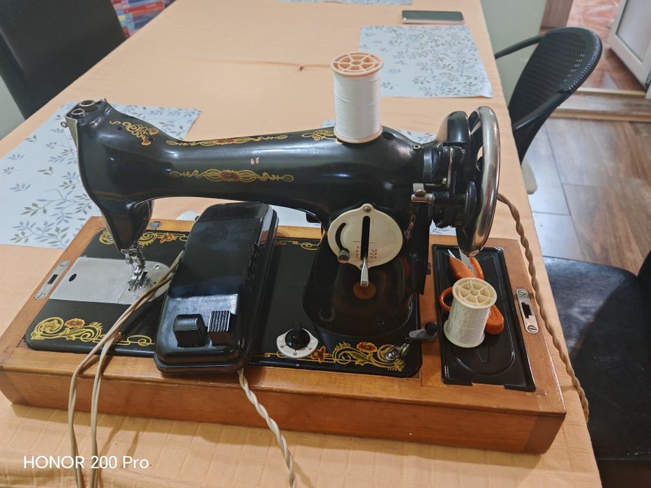 Vând mașina de cusut