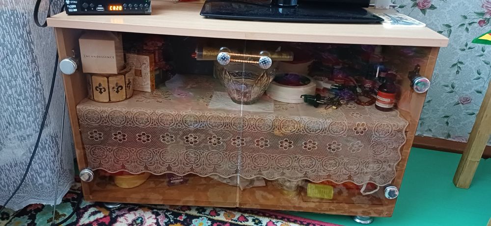 Тумбочка со стеклом