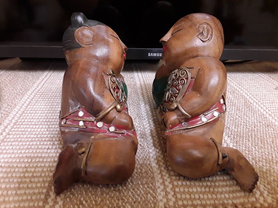 Pereche de sculpturi lemn, copii asiatici dormind pe pepeni