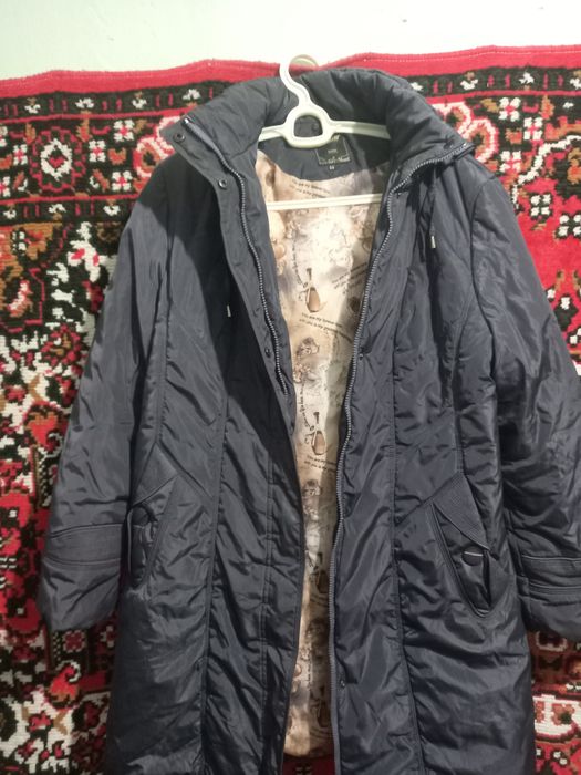 Продается женский пуховик, размер 56- 58. Цвет темно- синий.