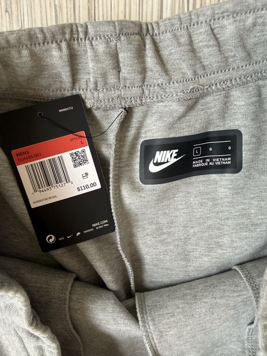 Чисто нов и оригинален Nike Tech Fleece,размер L