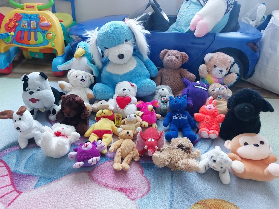 Подарявам плюшени играчки