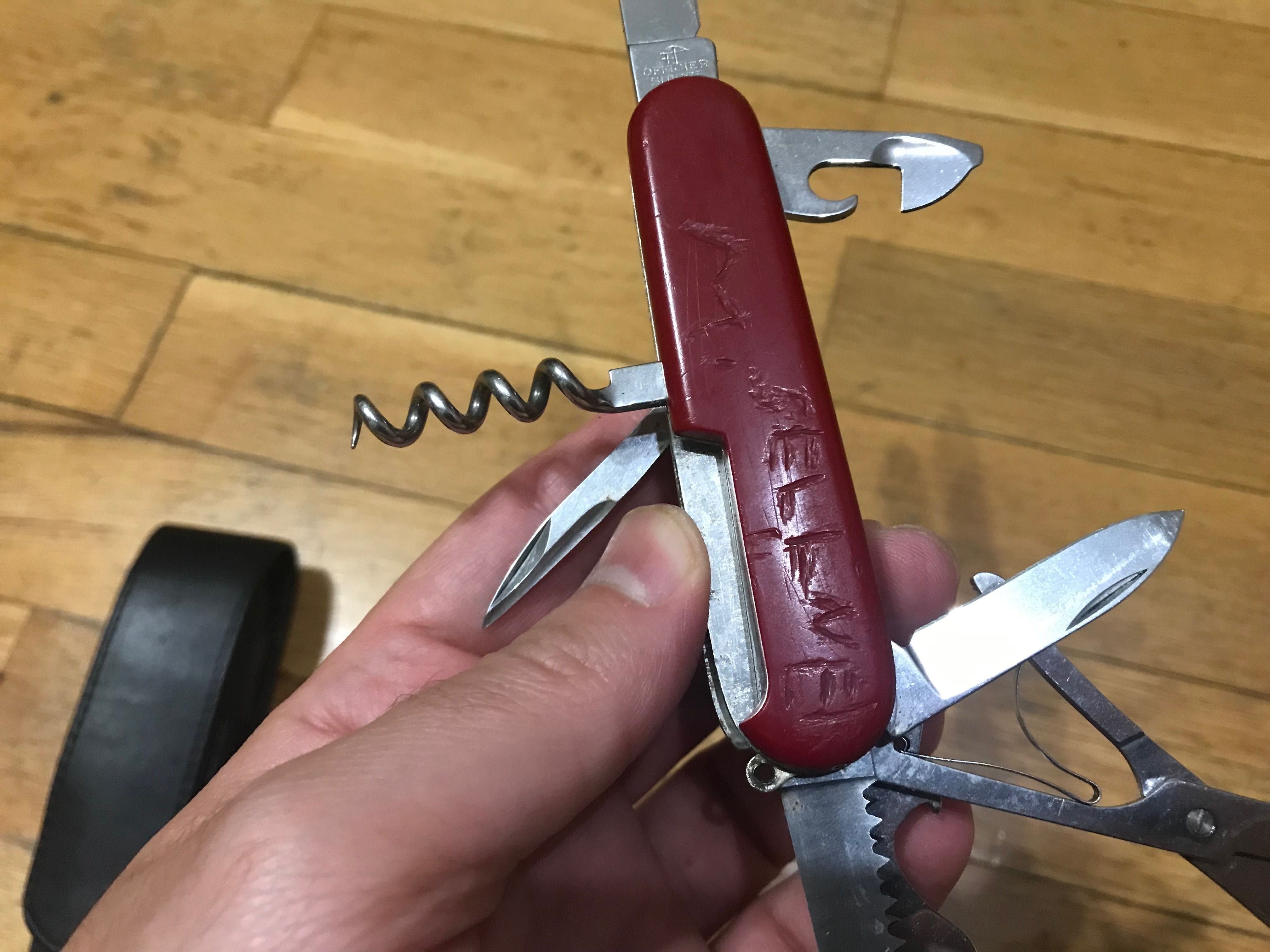 Victorinox Swiss червено швейцарско джобно ножче