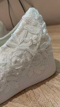 Дамски бели обувки на платформа