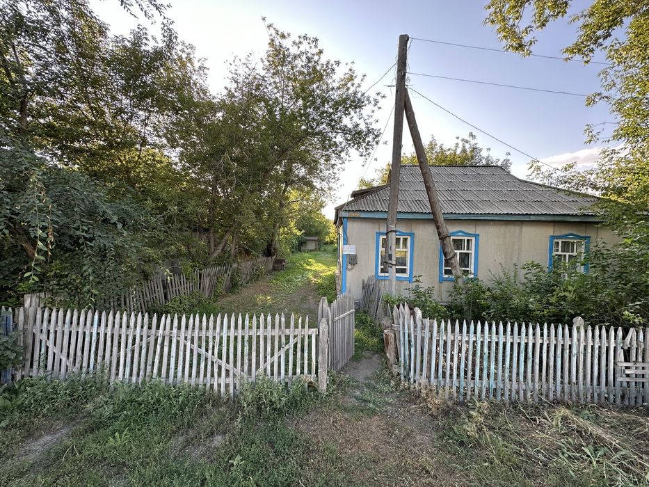 В самом центре села Калбатау продается жилой дом с надворными постройк