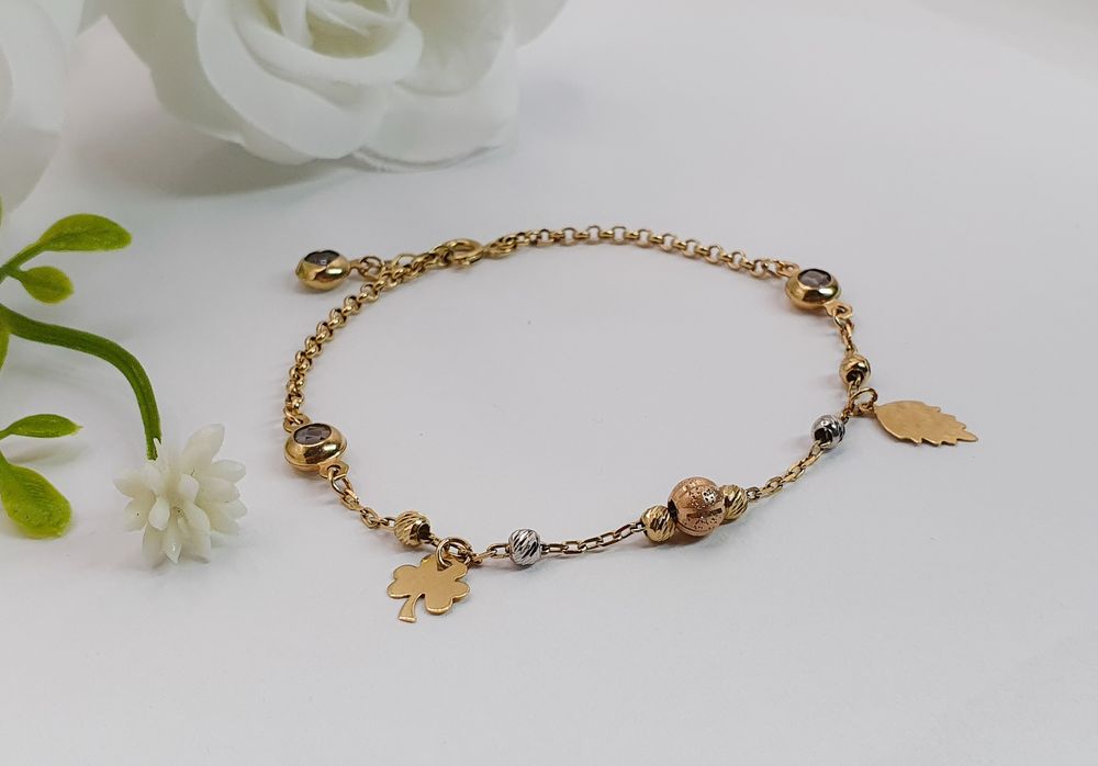 Brățară din aur de 14K cu bile din aur și accesorii variate