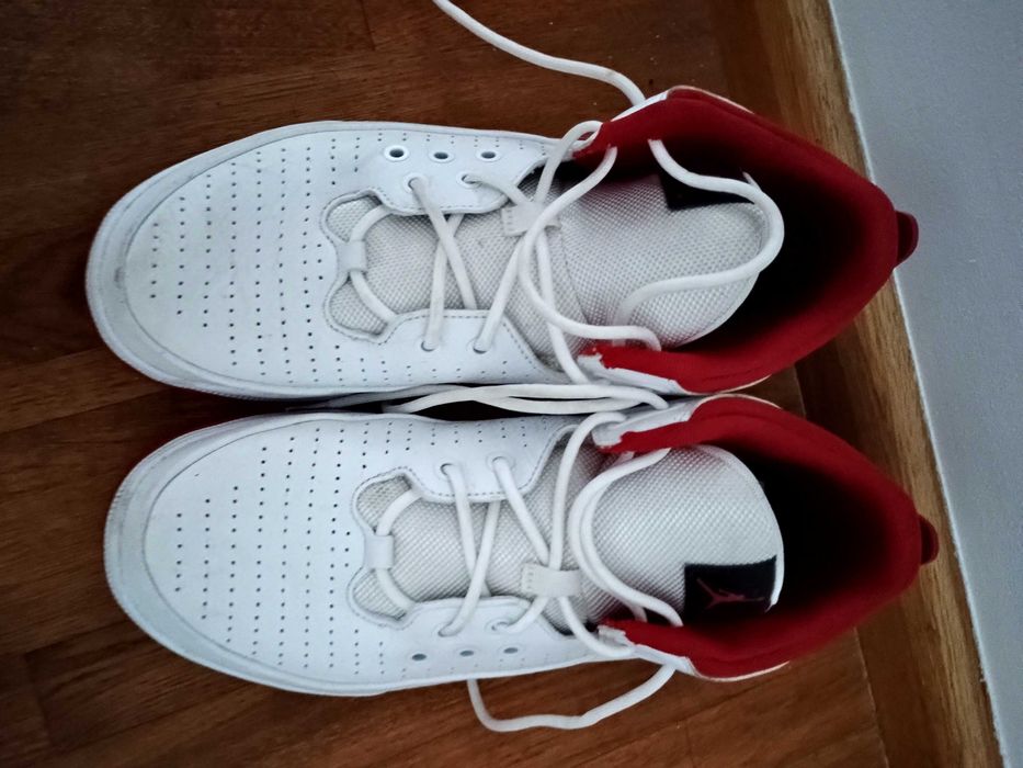 Vând adidași Nike Jordan