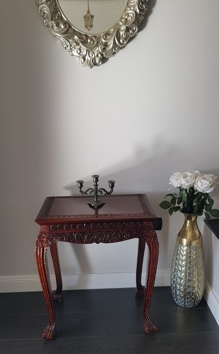 Măsuță veche pentru cafea