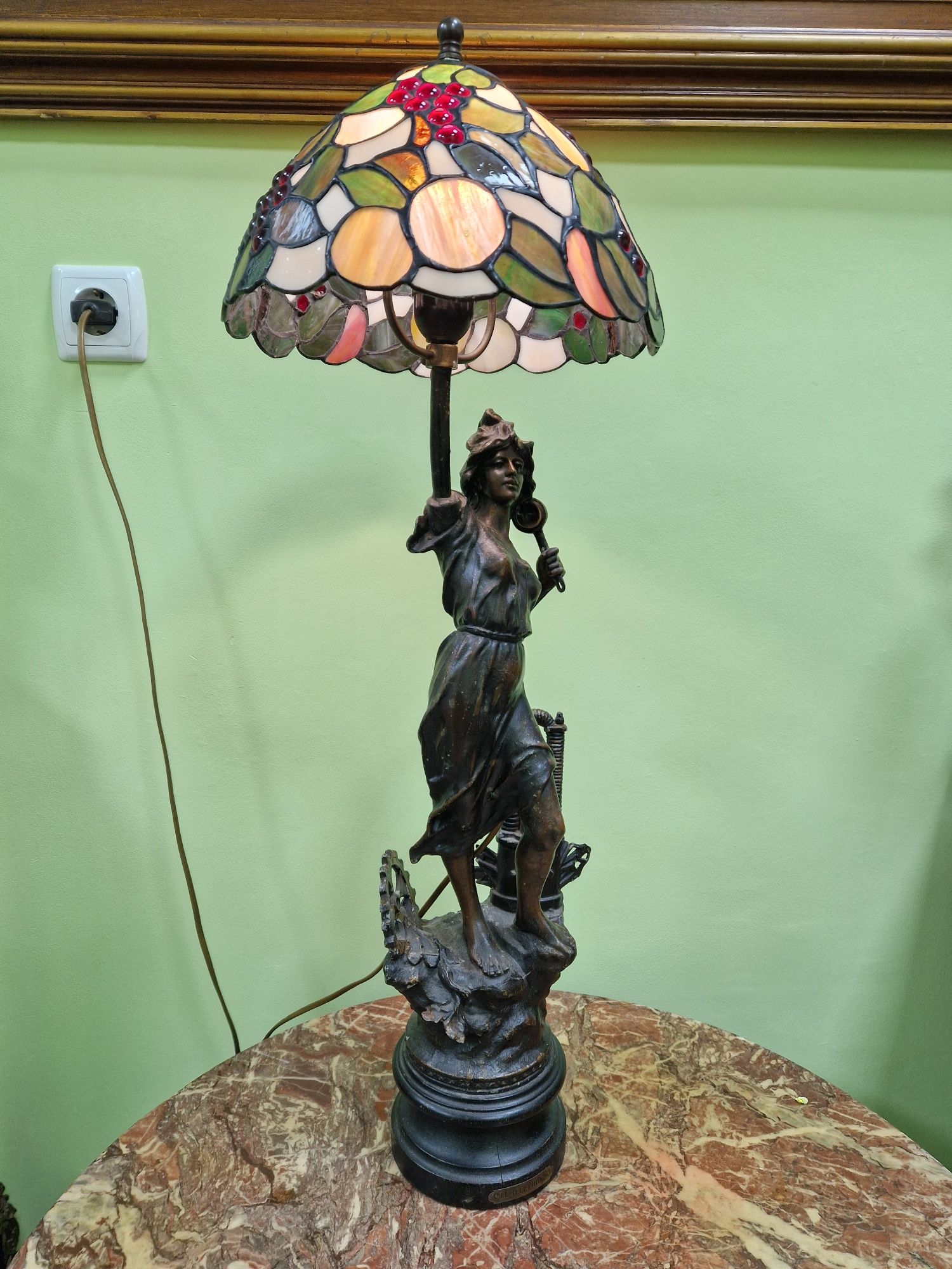 Прекрасна антикварна френска фигурална нощна лампа