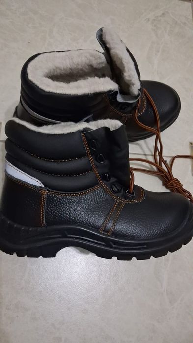 Продам зимнюю спец обувь