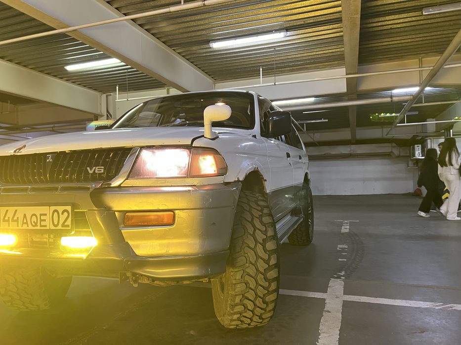 Продам джип Mitsubishi challenger