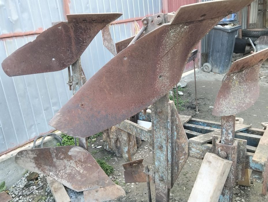 Vând plug reversibil