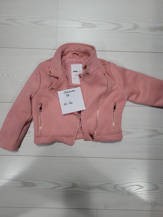 Vand haine mărimea 86,preț pe bucata
Nu asigur transport