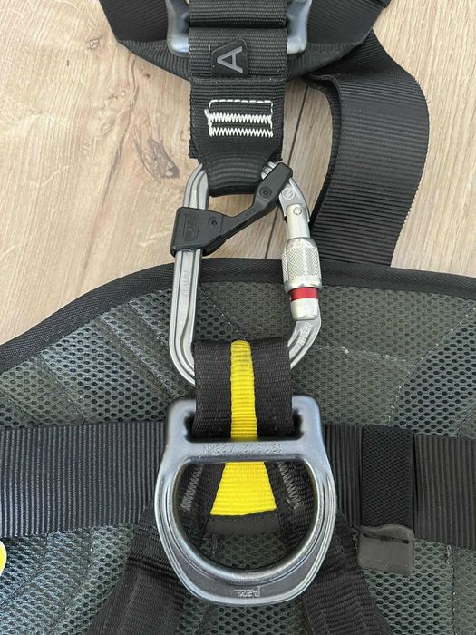 Сбруя Petzl AVAO и каска Petzl Vertex Vent