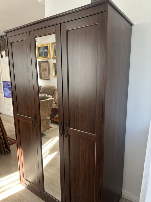 Dulap cu 3 uși, lemn culoare nuc, cu oglindă centrală