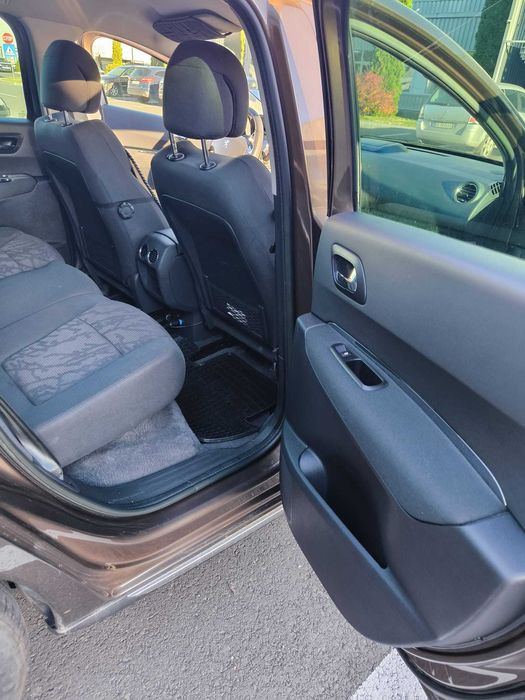 VÂND: PEUGEOT 3008 hybrid,
MOTOR 2000 cc ;Putere 200 CP
Fara accidente