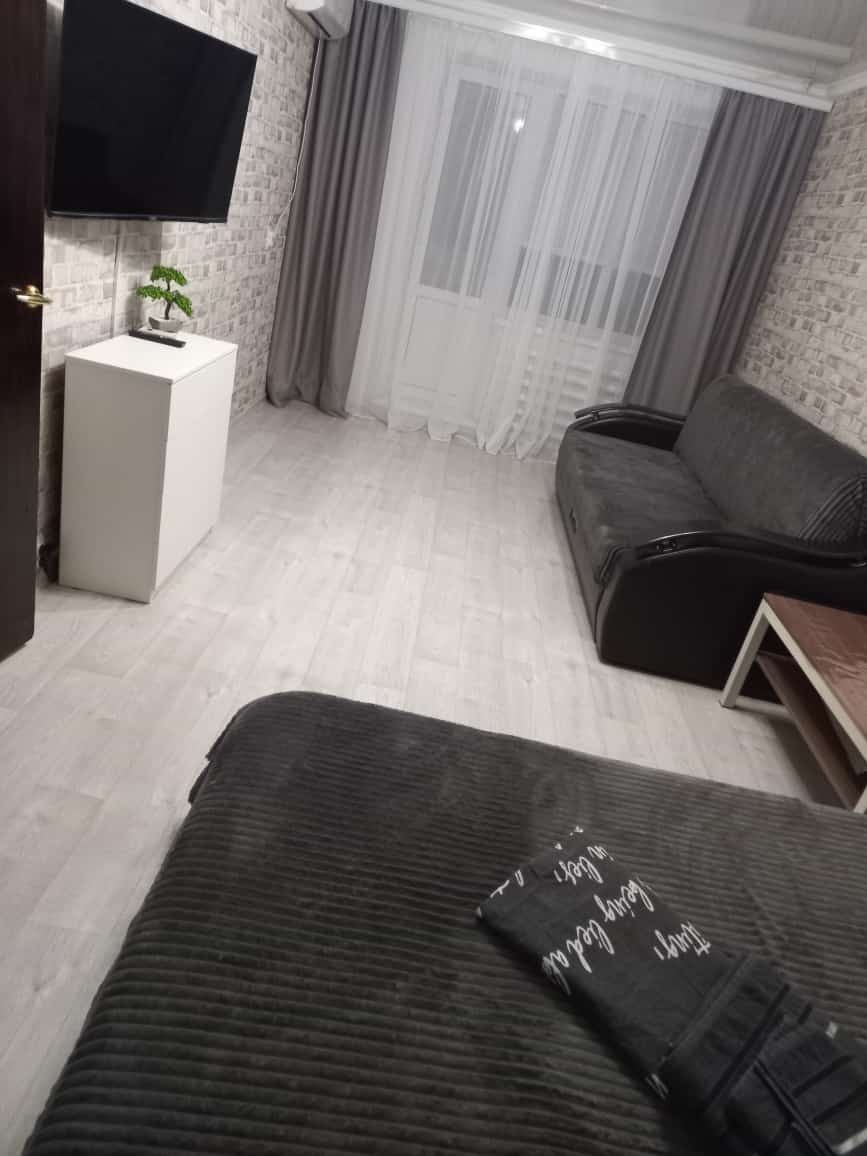 ИДЕАЛЬНО ЧИСТАЯ 1ком.кв.ЗКОгАксай.4 микр.2эт.посуточно.по часамSmartTV