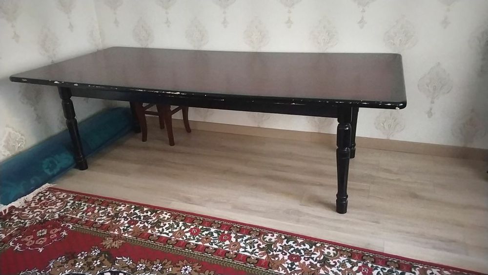 Стол. Черный цвет.