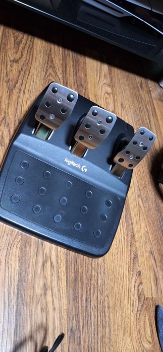 Vând volan pentru gaming Logitech G29  plus schimbator