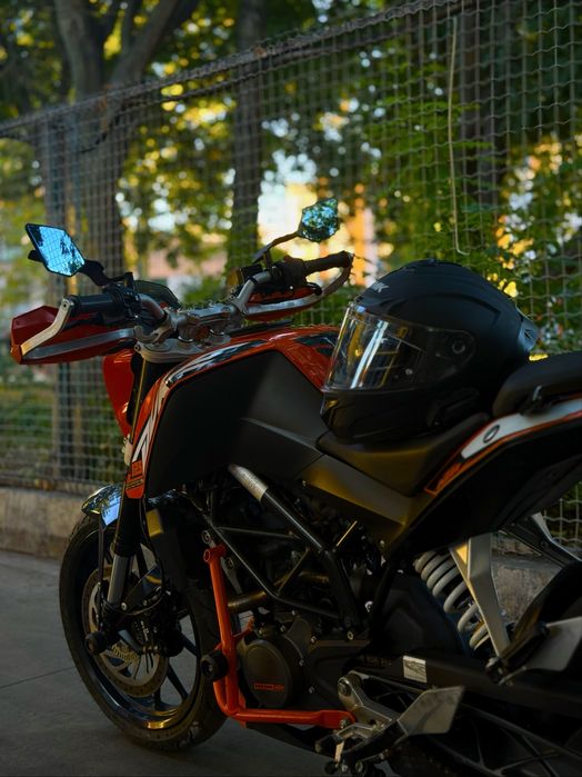 Ktm duke 125.