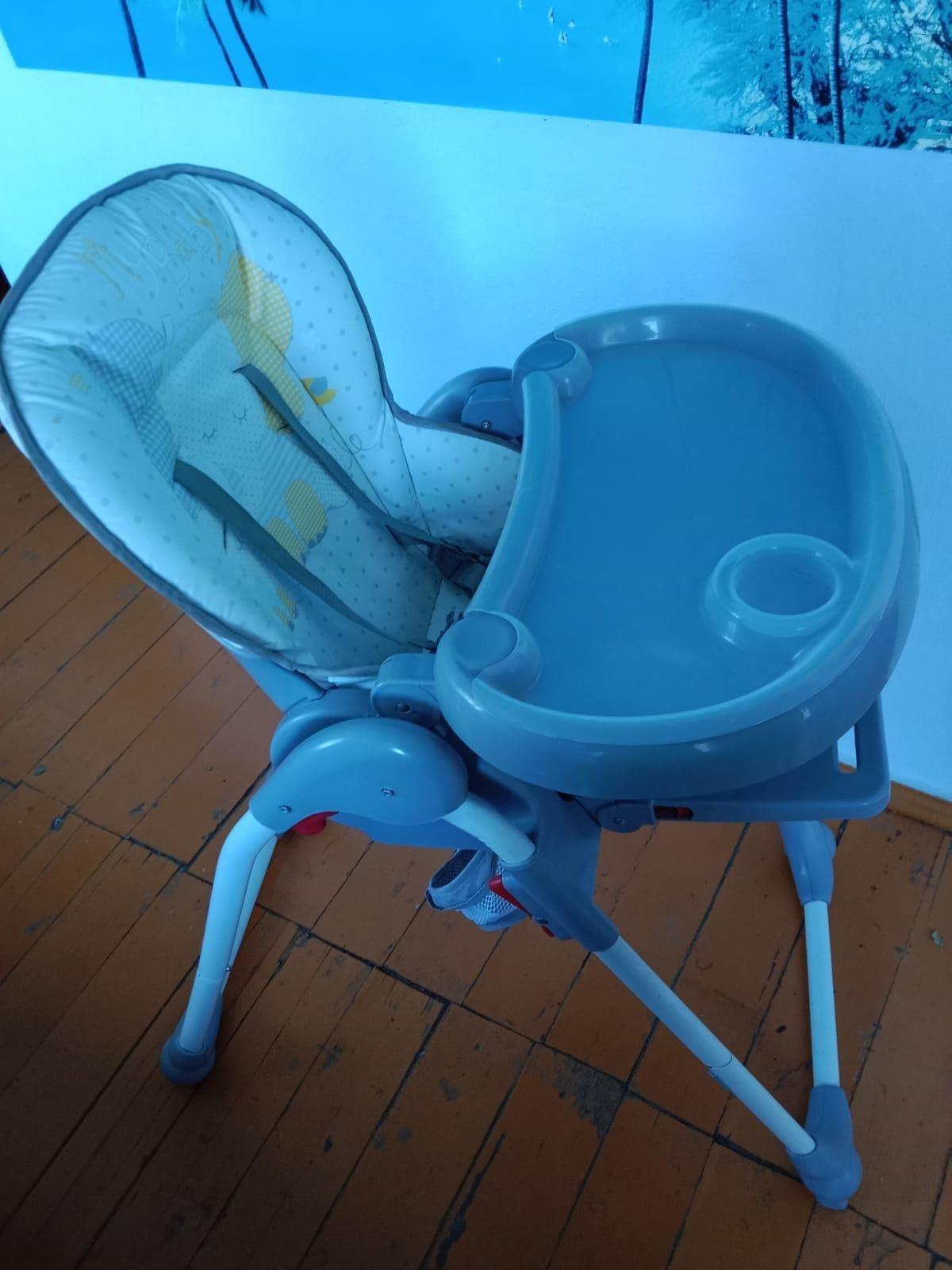 Детский стул для кормления ребёнка.