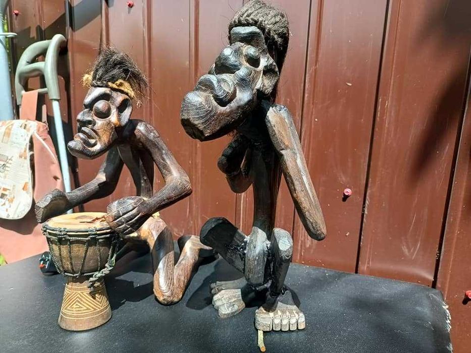 Doua statuete din lemn