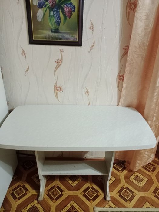 стол кухонный. Шкаф с полками, столик журнальный