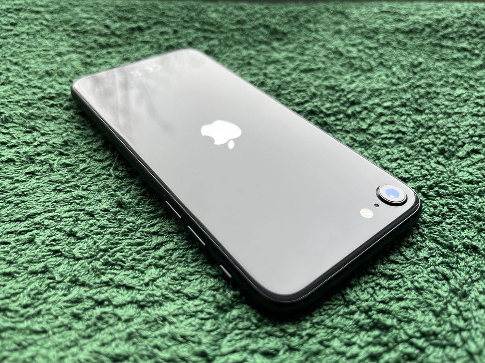 Apple iPhone SE Black 2-го поколения.