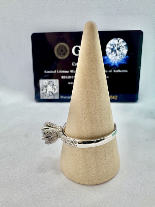 Сребърен пръстен с мойсанит ( диамант) 1 карат